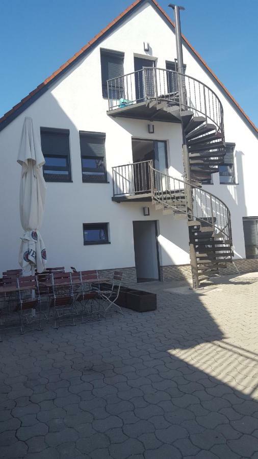 Apartments Zum Bayrisch Pub Weissenhorn Exterior photo